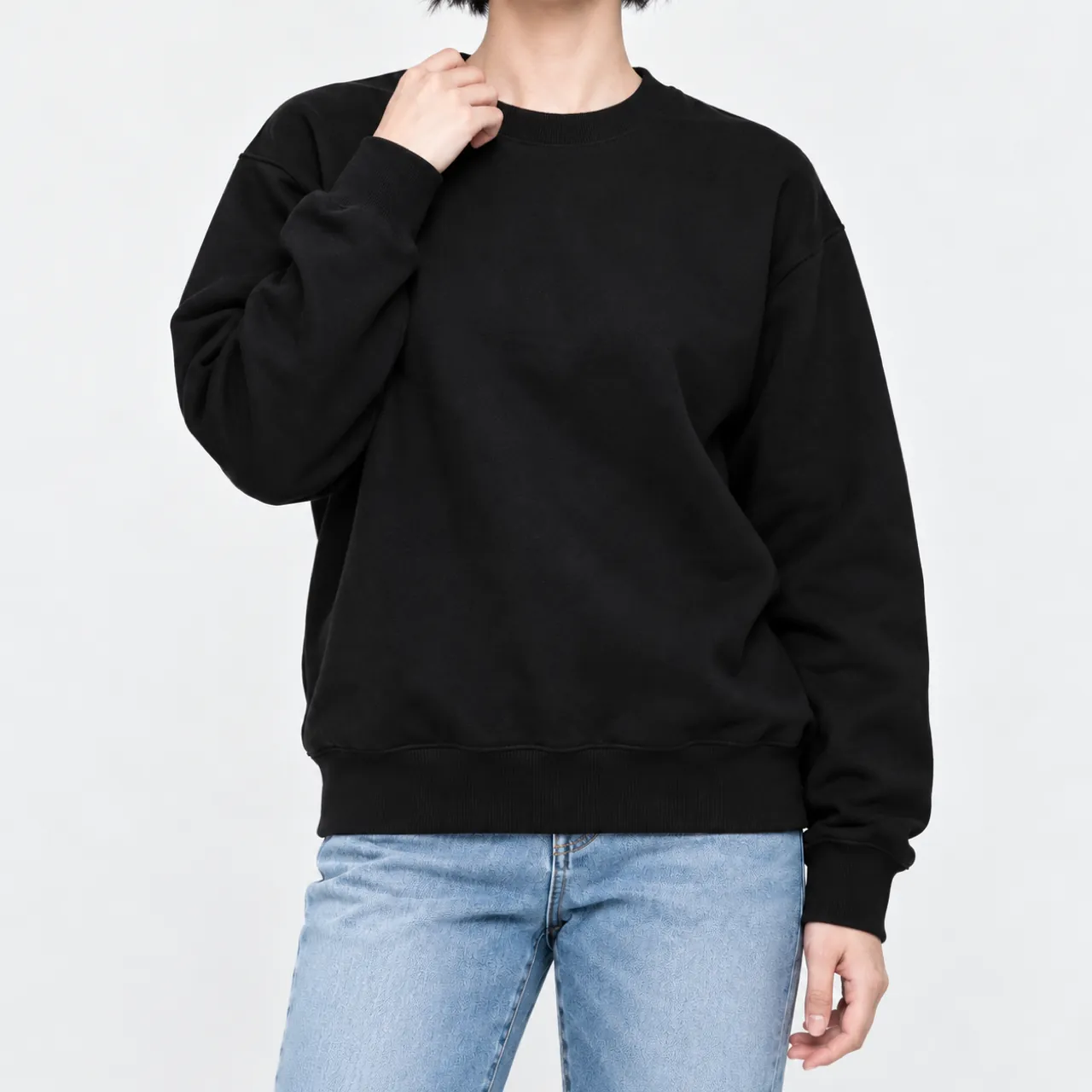 블랙 테리 맨투맨을 입은 모델의 정면 모습