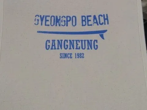로고를 실크 인쇄·자수로 새기는 앞면
