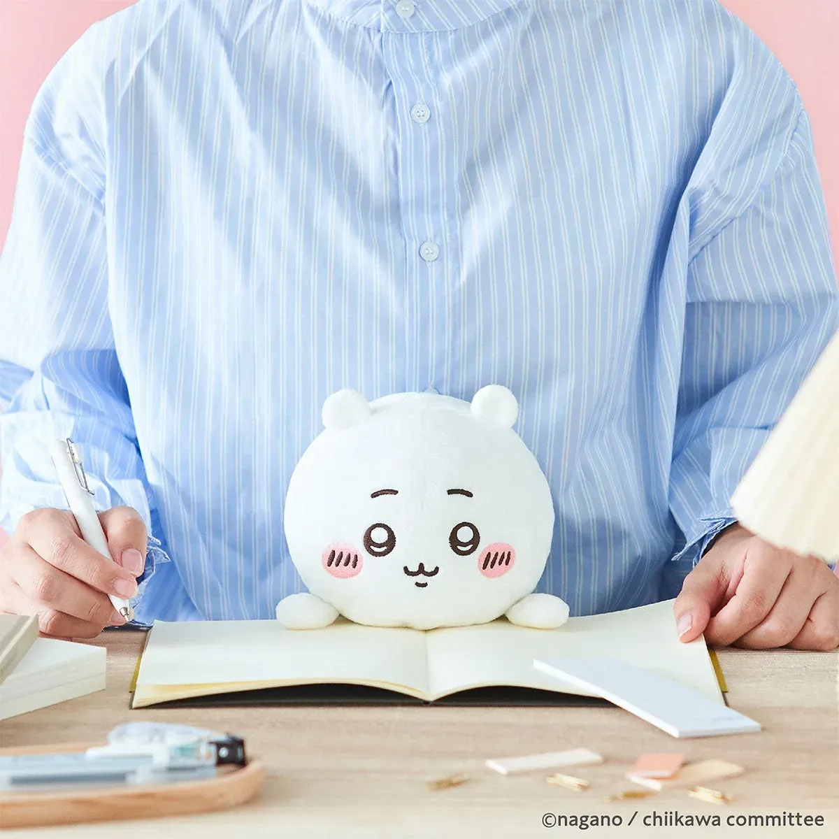 책상과 몸 사이에 치이카와 훈바루즈를 두고 필기하는 사용 모습