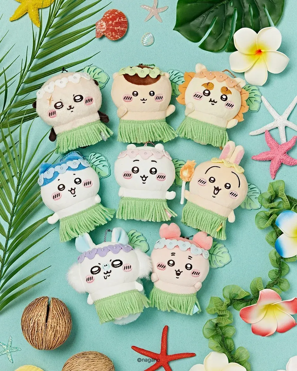 꽃장식과 풀치마를 입은 치이카와 영화 굿즈 마스코트
