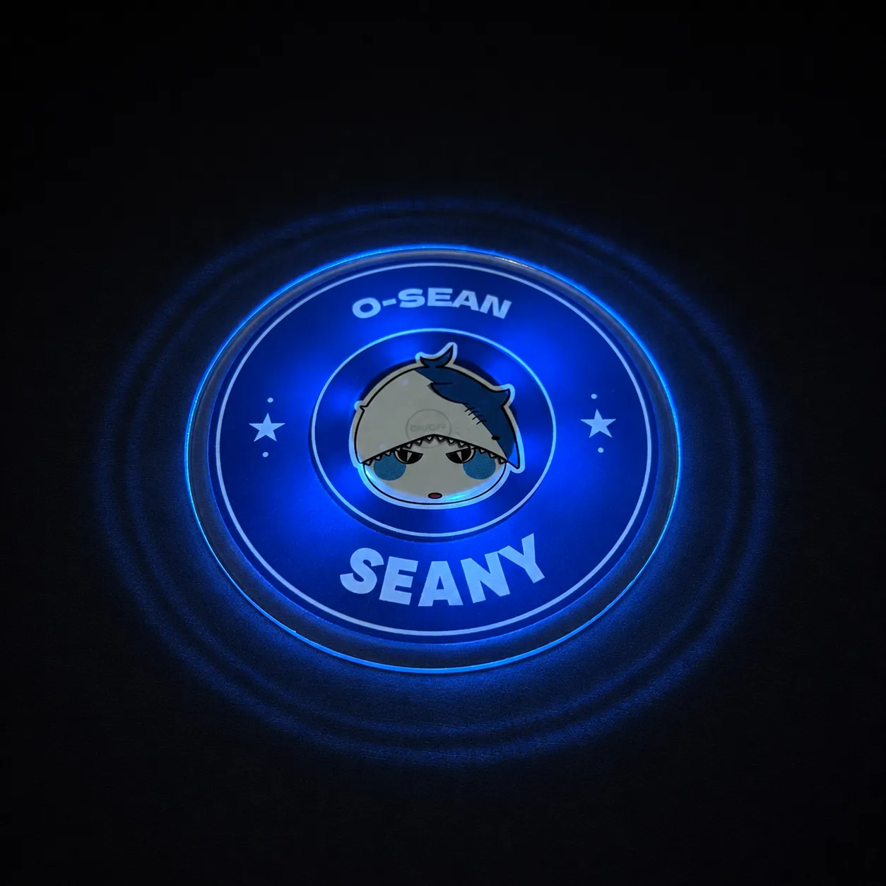 밝기 단계를 올려 더 강하게 발광하는 O-SEAN 캐릭터 LED 코스터