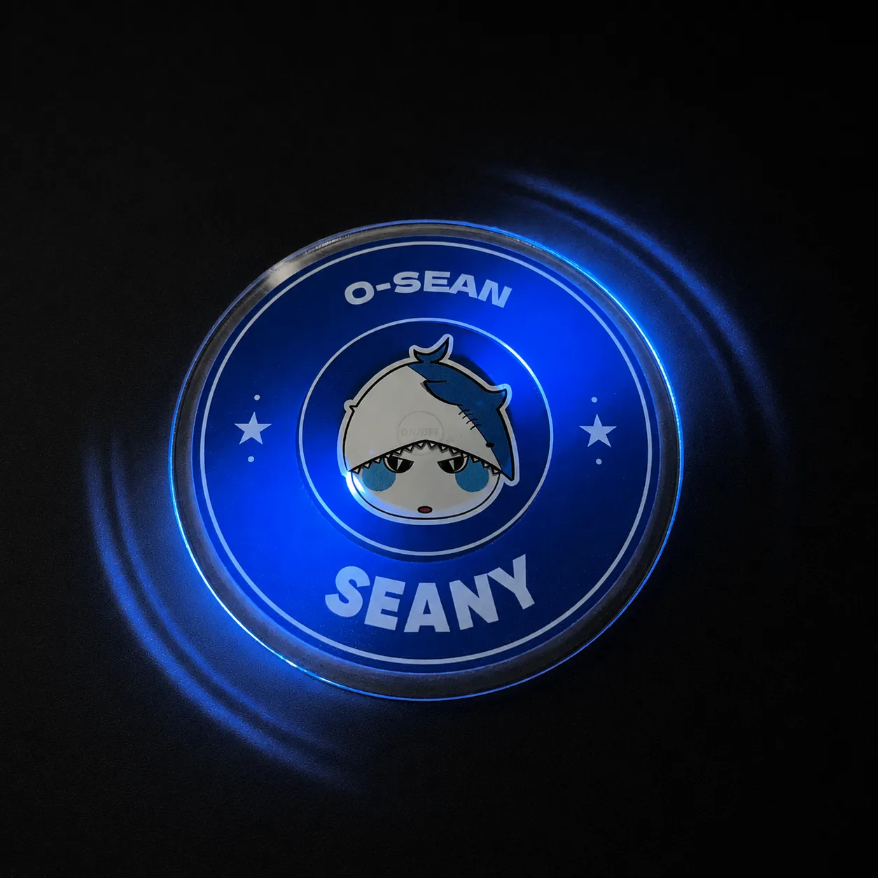 파랗게 발광 중인 O-SEAN 캐릭터 LED 코스터