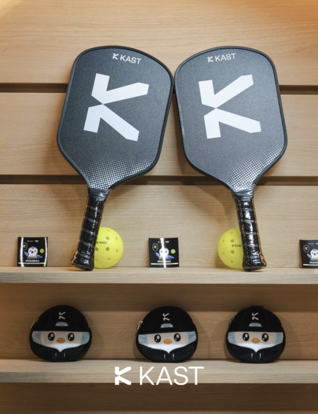 KAST 진열대에 놓인 동전지갑 실제 사진