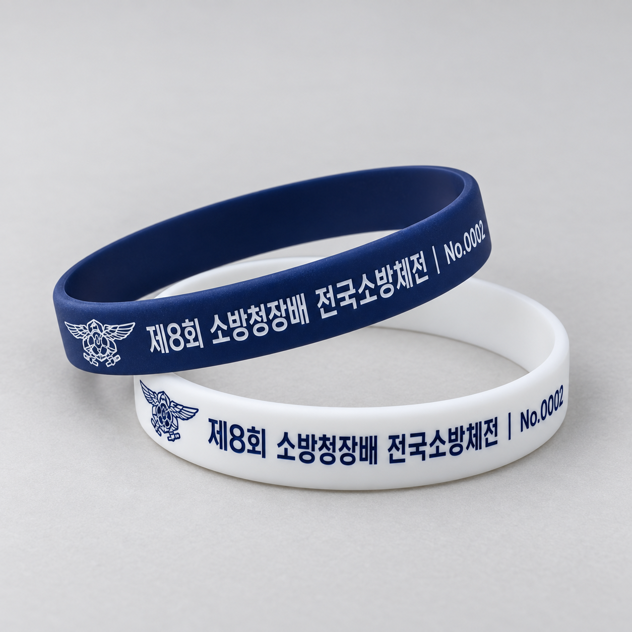 파란색과 흰색 실리콘 손목밴드 제품 연출
