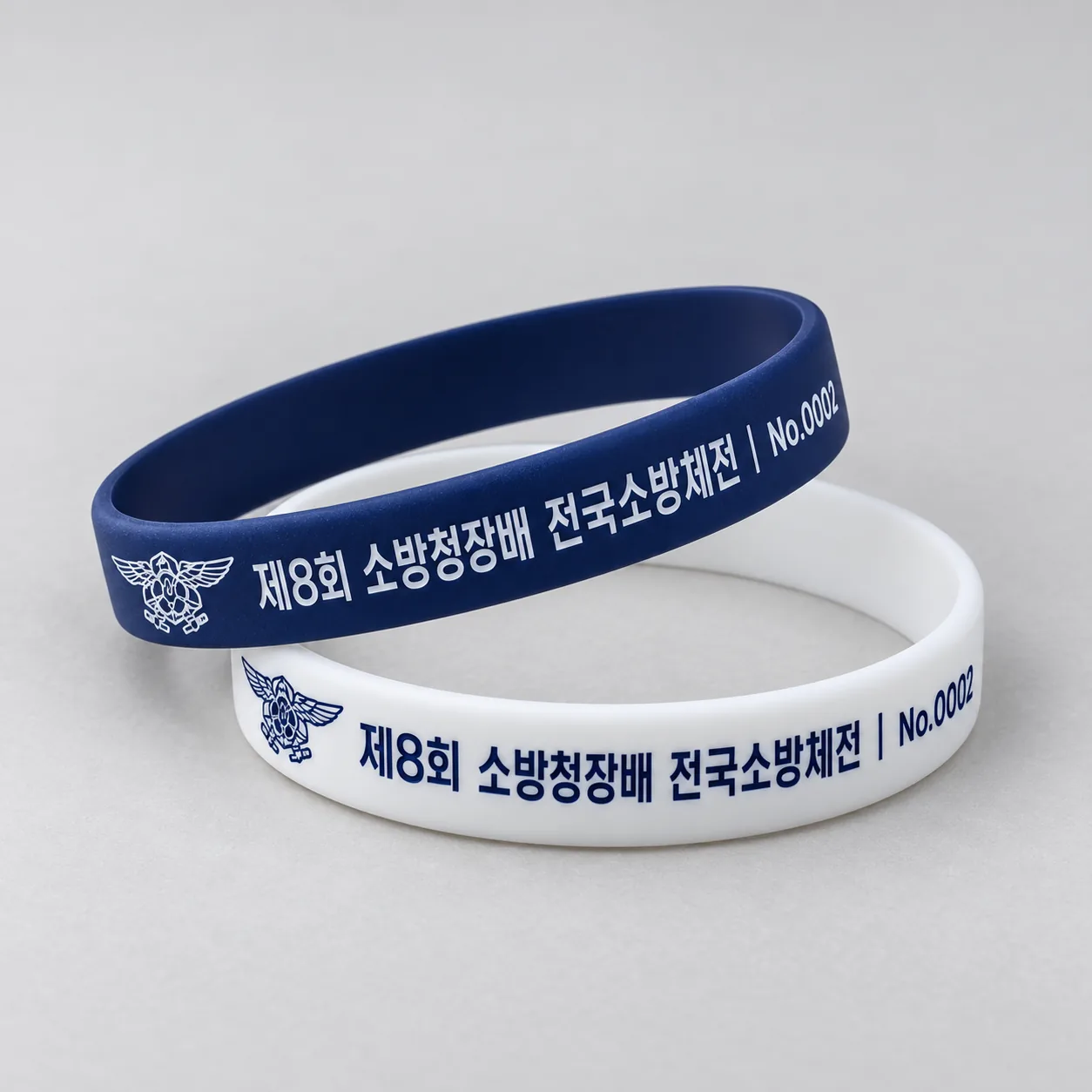파란색과 흰색 실리콘 손목밴드 제품 연출
