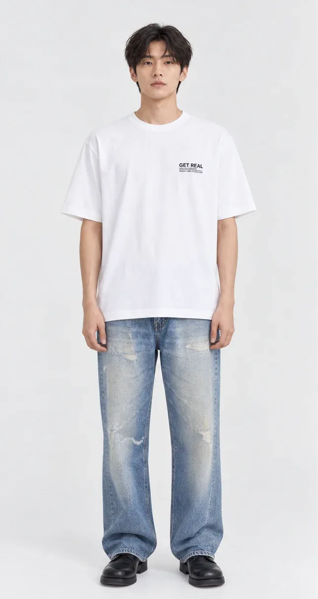 흰색 반팔 티셔츠 왼가슴에 로고를 작게 인쇄한 전신 착용컷