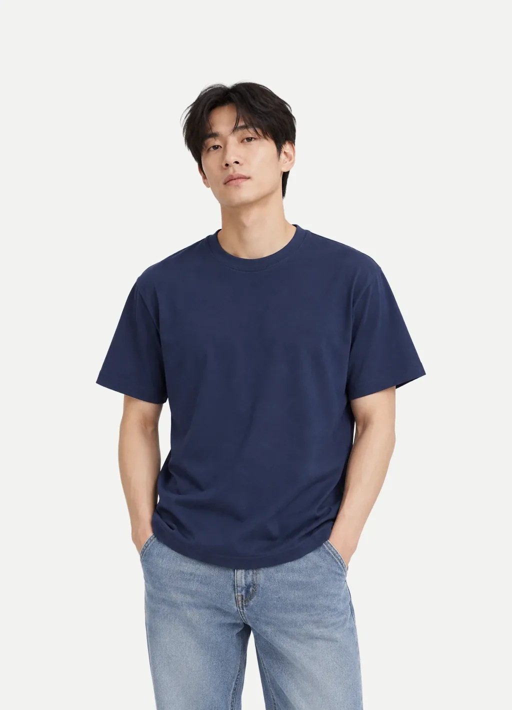네이비 반팔 티셔츠를 입은 남성 착용컷