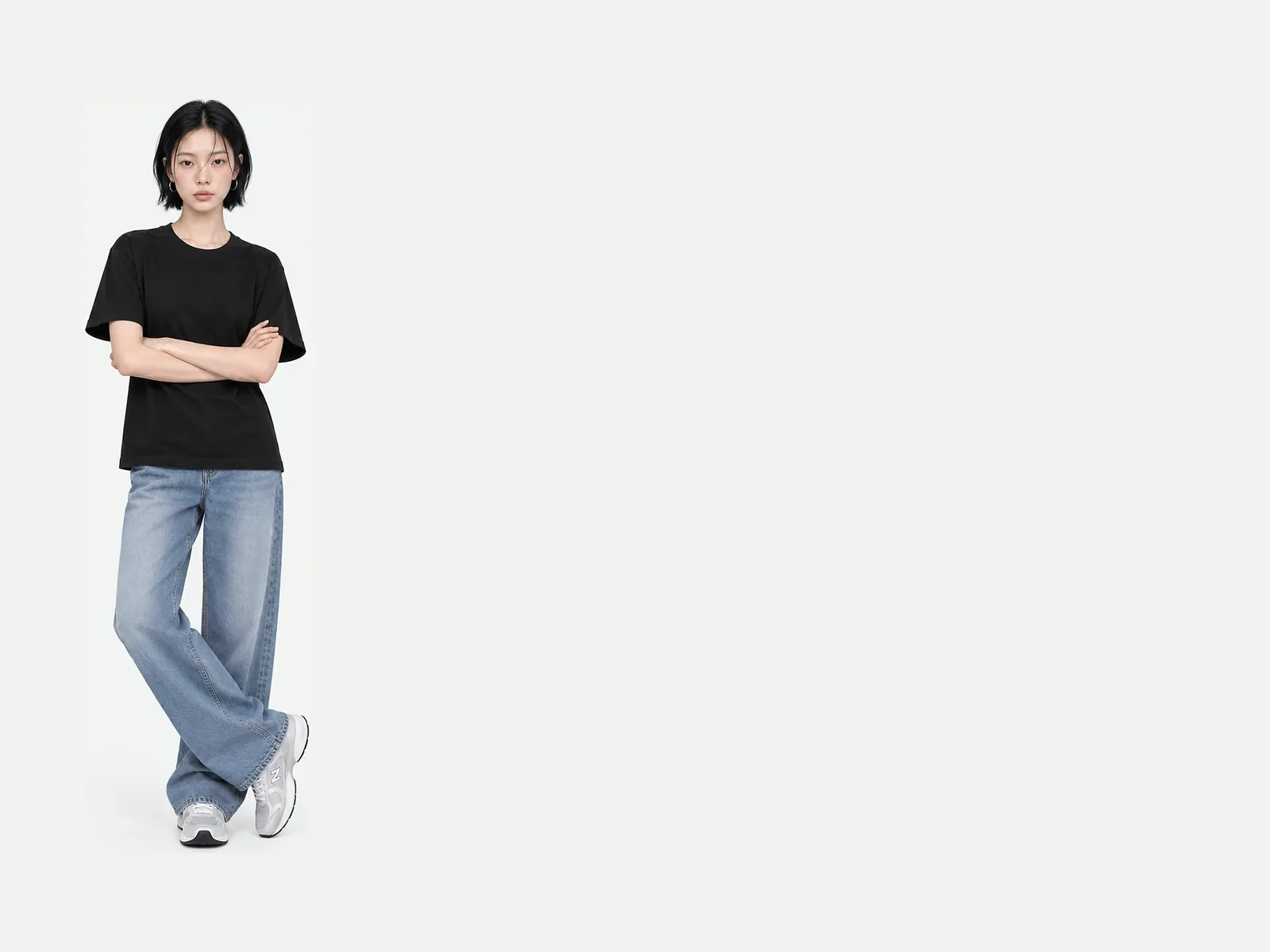 검정 반팔 티셔츠를 입은 전신 착용컷
