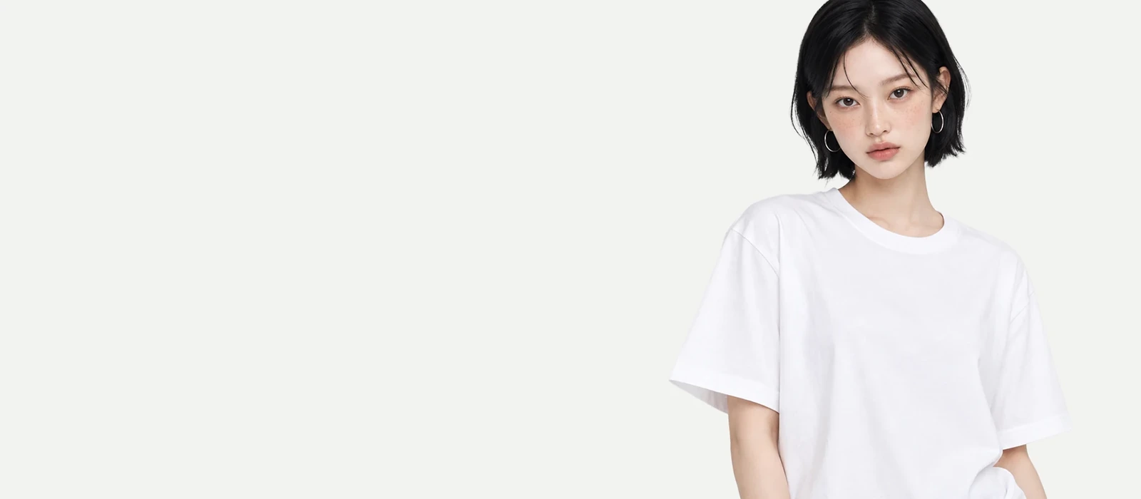 Model wearing a white short-sleeve T-shirt