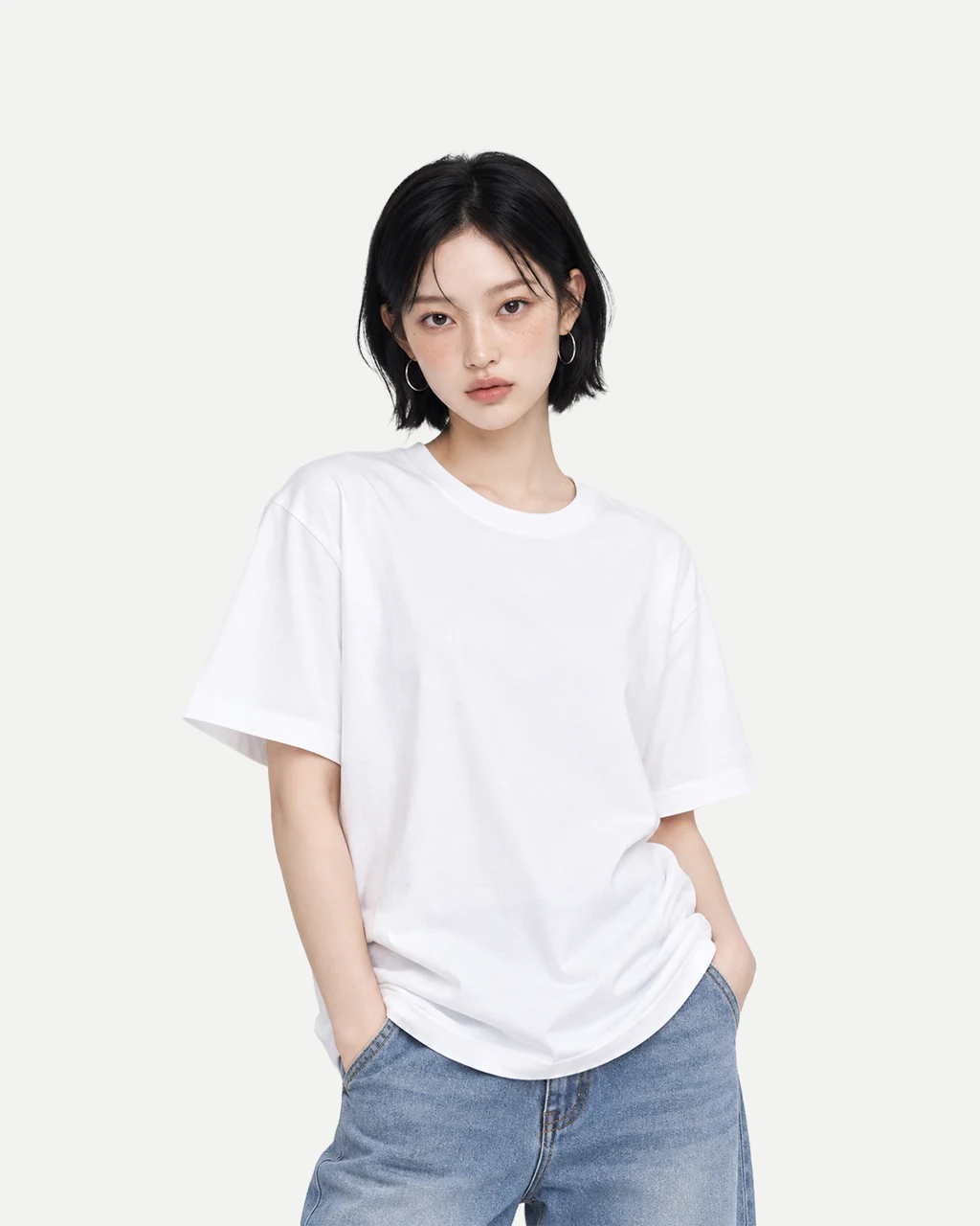 Woman wearing a white short-sleeve T-shirt