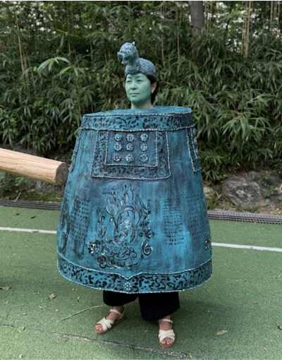 성덕대왕신종의 종 모양과 표면 문양을 의상으로 표현한 본선 진출 참가자