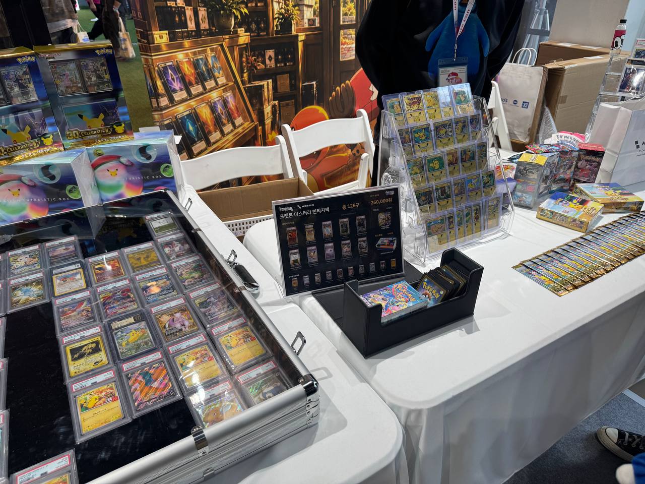 Collectible Con에 진열된 포켓몬 카드와 카드 팩